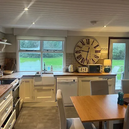 Ballymoney, Wexford - 3 Bed House With Private Access *
